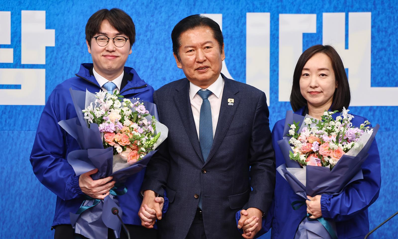 정청래 더불어민주당 대표가 29일 서울 여의도 국회에서 열린 더불어민주당 인재영입식에서 하정우 전 청와대 AI미래기획수석, 전은수 전 청와대 대변인과 기념촬영을 하고 있다. 뉴스1