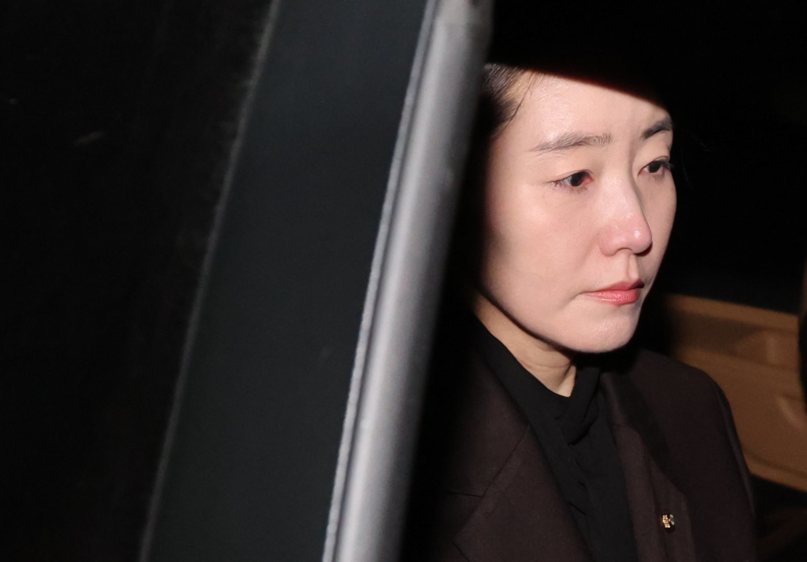 공천 헌금 1억 원을 수수한 혐의를 받는 강선우 무소속 의원이 3일 오후 서울 서초구 서울중앙지방법원에서 열린 구속 전 피의자 심문(영장실질심사)를 마친 뒤 차량에 탑승해 있다. 2026.03.03. [서울=뉴시스]