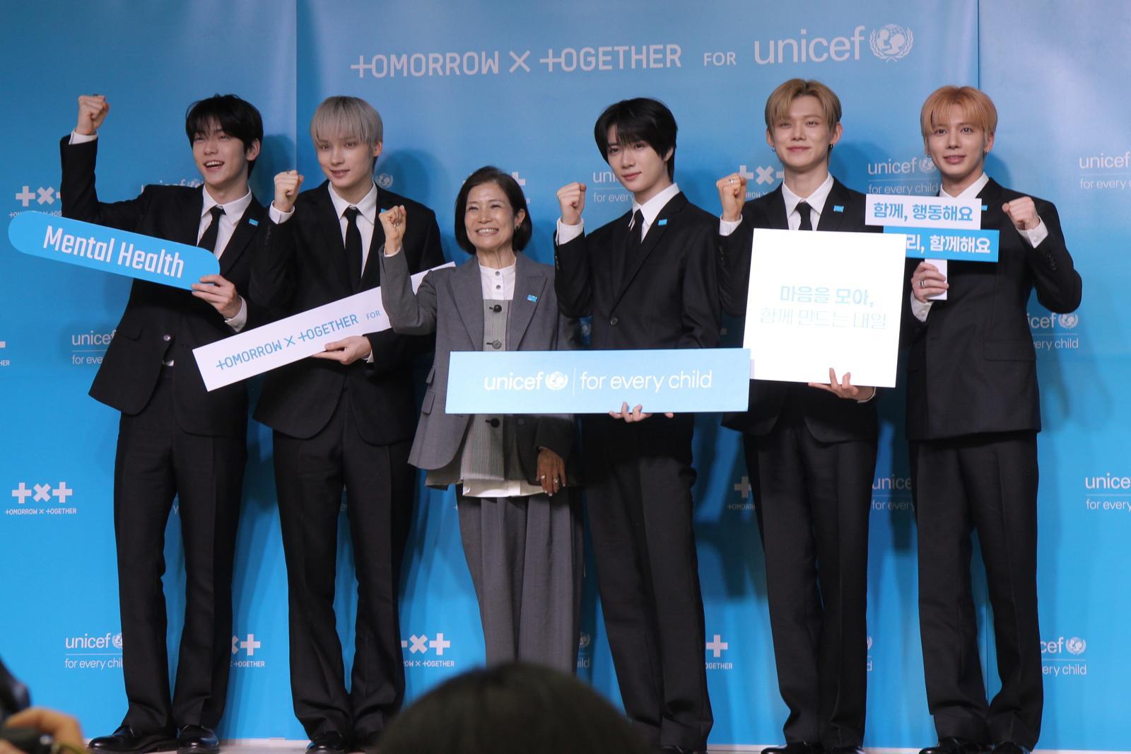 조미진 유니세프 한국위원회 사무총장과 투모로우바이투게더(TXT)가 29일 서울 마포구 유니세프 한국위원회 블루홀에서 열린 전 세계 아동·청소년 마음건강 지원 ‘투게더 포 투모로우’ 유니세프 캠페인 론칭 기자간담회에 참석해 포즈를 취하고 있다. 황수영 기자