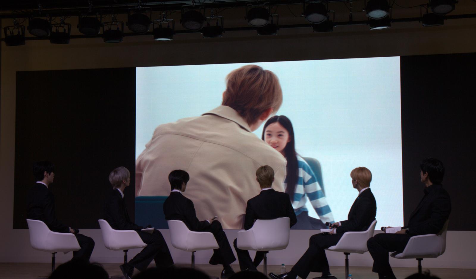 투모로우바이투게더 멤버들이 ‘투게더 포 투모로우’ 캠페인 론칭 기자간담회에서 최초 공개된 캠페인 영상을 시청하고 있다. 영상에는 아동·청소년의 건강한 마음 성장을 위해 공감과 관심이 필요하다는 메시지가 담겼다. 황수영 기자