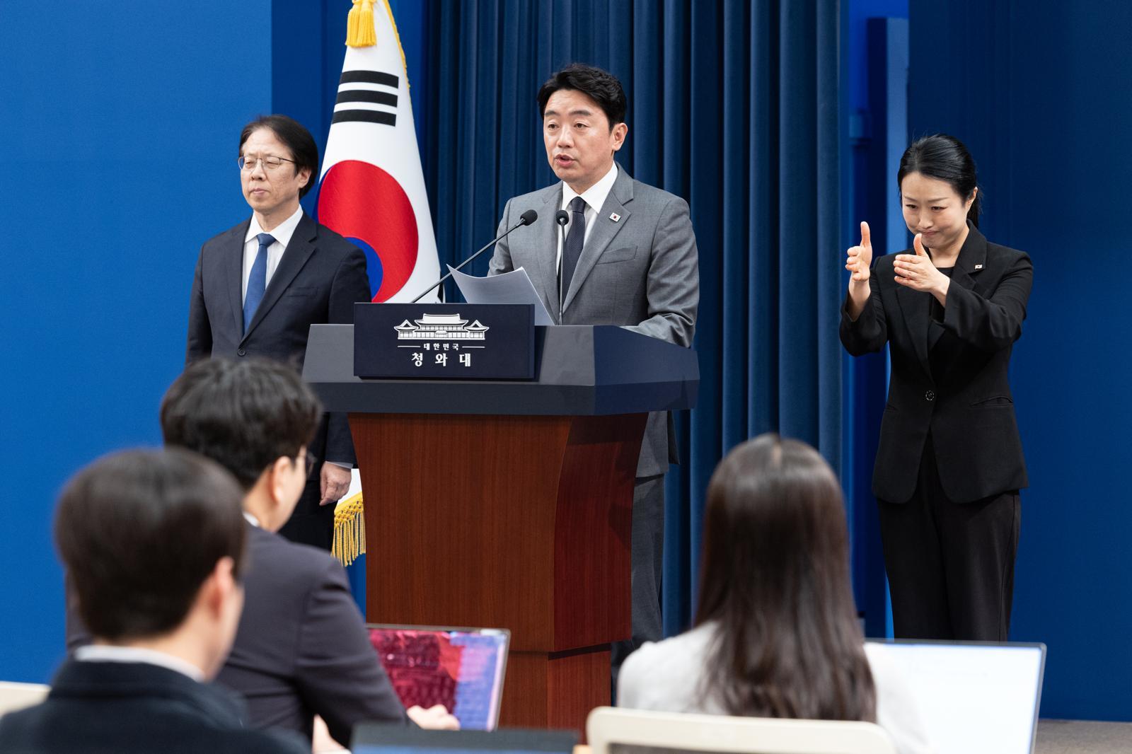 [속보] 청와대 “5급 승진 패스트트랙 도입…민간 인재 연봉 상한 없앨 것”