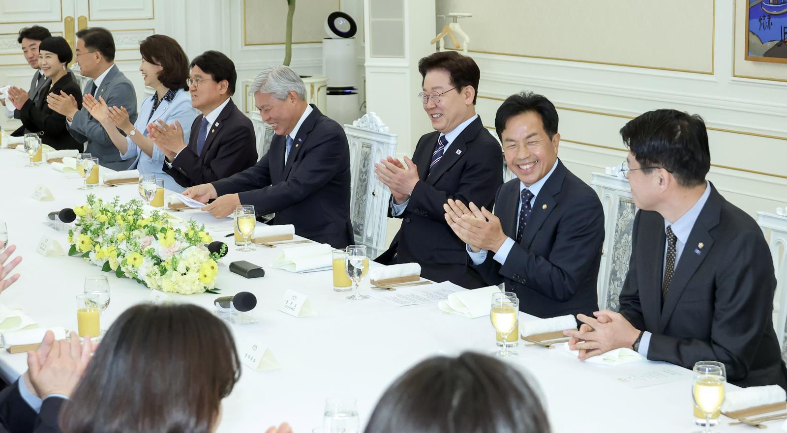 이재명 대통령이 29일 청와대에서 열린 비교섭단체 및 무소속 국회의원 초청 오찬 간담회에서 참석자들과 박수를 치고 있다. 뉴시스