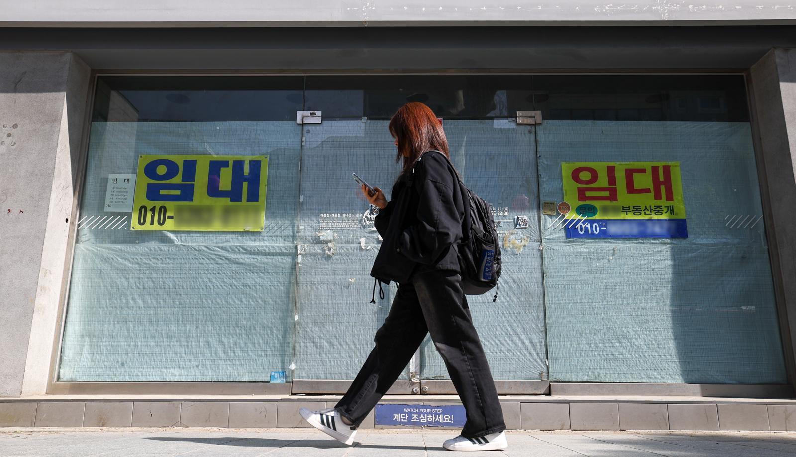 29일 서울 종로2가의 한 공실 건물에 ‘임대’ 안내문이 붙어 있다. IBK기업은행의 올해 1분기 중소기업 은행 대출 연체율은 0.98%로 지난해 같은 기간보다 상승했다. 특히 부동산업 및 임대업 연체율(1.28%)이 크게 높아졌다. 뉴스1