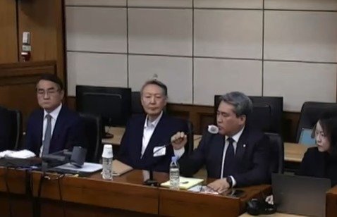 윤석열 전 대통령이 29일 오후 서울 서초구 서울고등법원에서 열린 특수공무집행방해, 직권남용 권리행사방해 등 혐의 2심 선고 공판에 출석하고 있다. (서울고등법원 제공) 2026.4.29/뉴스1