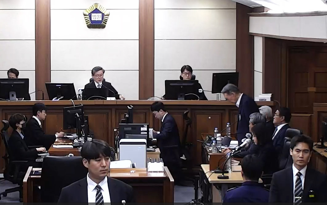 특수공무집행방해·직권남용 권리행사방해 등의 혐의를 받는 윤석열 전 대통령이 29일 서울 서초구 서울고등법원에서 열린 항소심 선고공판에서 징역 7년을 선고받은 후 고개 숙여 인사하고 있다. (서울고등법원 제공 영상 캡쳐) 2026.4.29/뉴스1