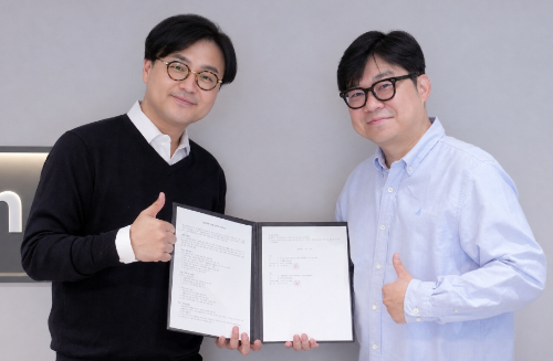 마코빌 이주현 대표(오른쪽)와 손오공 차현일 대표가 28일 서울 강남구 손오공 본사에서 전략적 업무협약(MOU)을 맺었다. 사진=마코빌 제공
