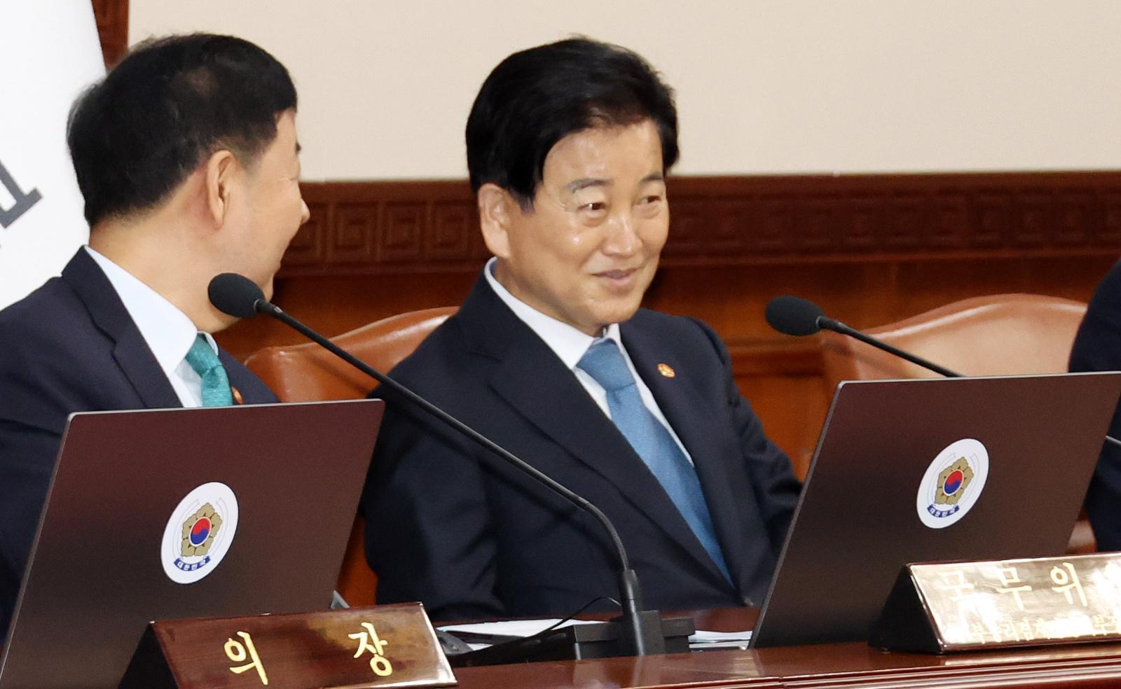 정동영 통일부 장관이 29일 오전 서울 종로구 정부서울청사에서 열린 임시국무회의 겸 비상경제본부회의에 참석해 있다. 2026.04.29 뉴시스
