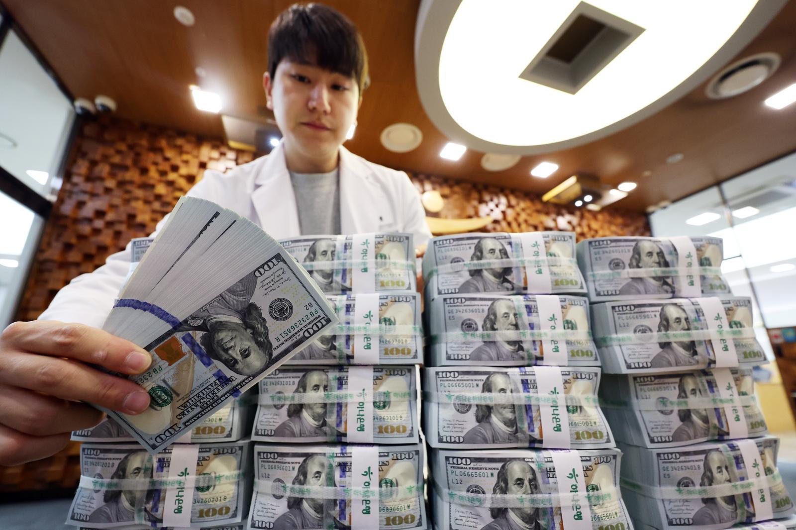 서울 중구 하나은행 위변조대응센터에서 은행 관계자가 달러화를 정리하는 모습. 2026.4.3 ⓒ 뉴스1