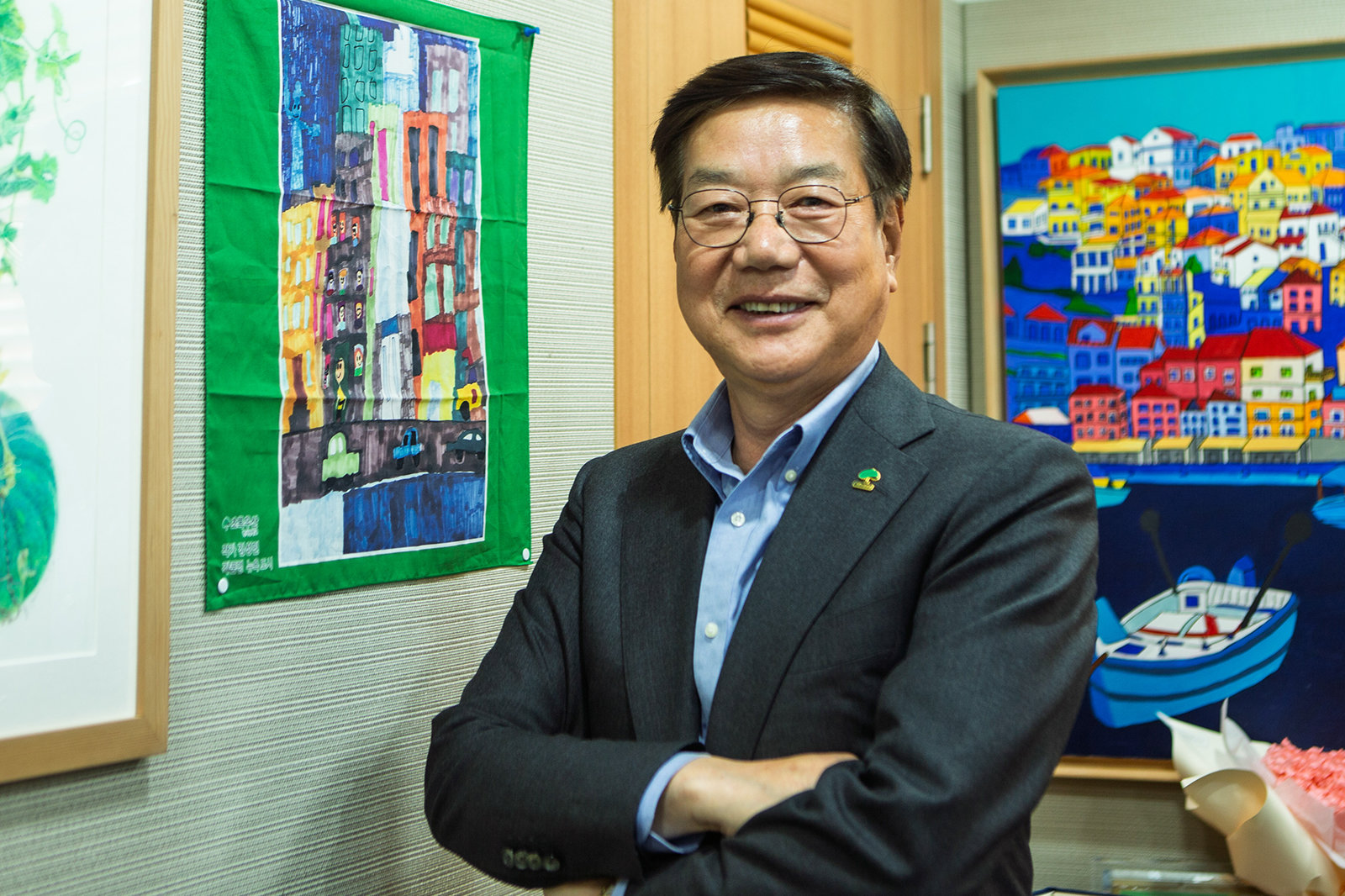 초록우산 황영기 회장이 경기 소재 특수교육기관 한사랑학교 아동이 직접 그린 그림 앞에서 포즈를 취하고 있다. 사진=최강주 기자 gamja822@donga.com