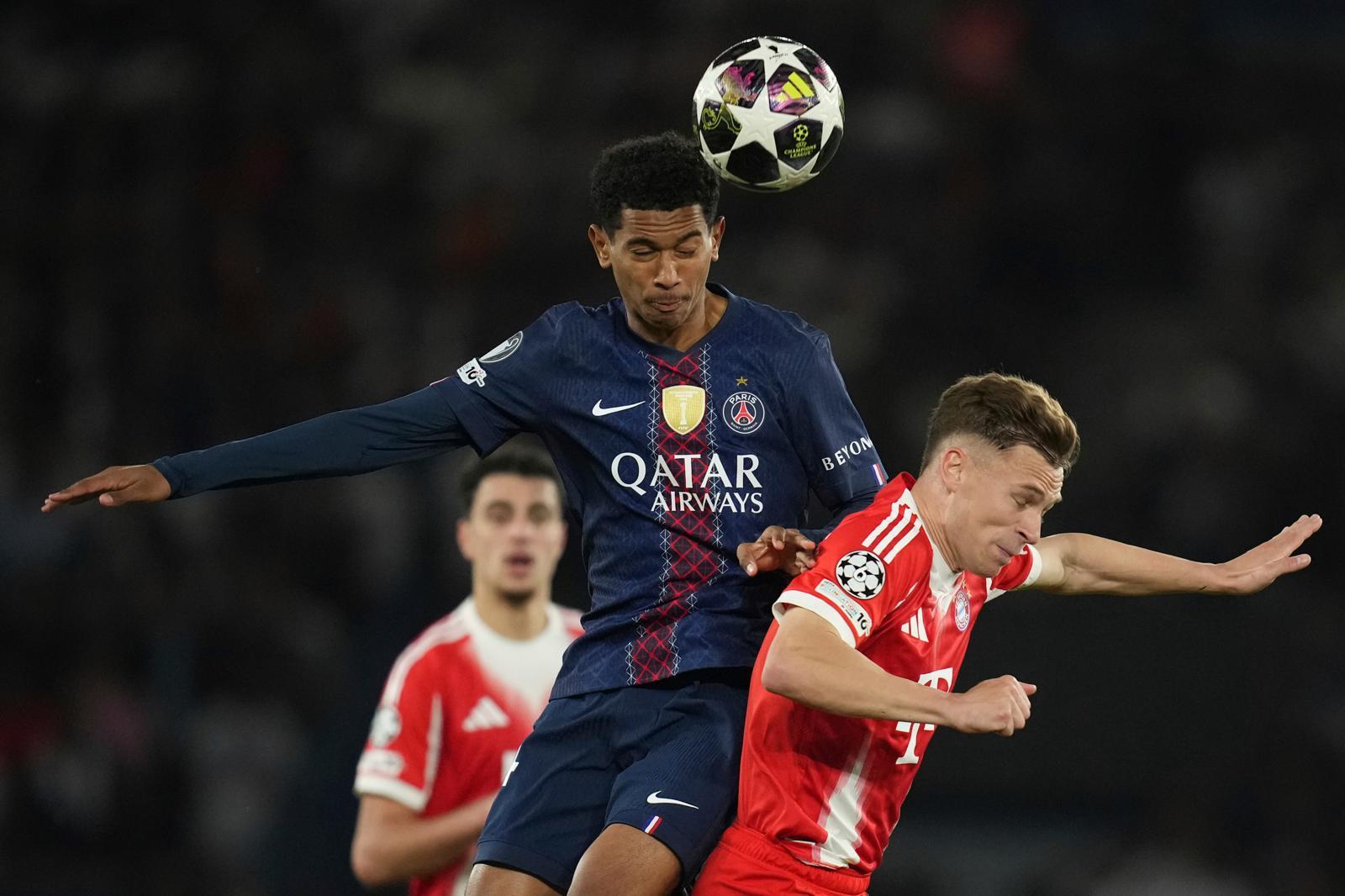 파리 생제르맹(PSG·프랑스)의 미드필더 세니 마율루(가운데)가 29일 열린 바이에른 뮌헨(독일)과의 2025∼2026시즌 유럽축구연맹(UEFA) 챔피언스리그 준결승 1차전 안방경기에서 헤더를 하고 있다. 1차전에서 5-4로 이긴 PSG는 내달 7일 열리는 2차전 방문경기에서 비기기만 해도 결승에 오른다. 파리=AP 뉴시스
