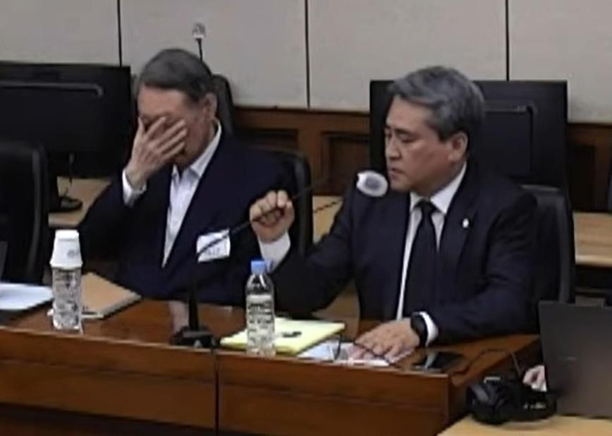 29일 오후 서울고법에서 열린 윤석열 전 대통령의 체포 방해 혐의 등 항소심 선고 공판에서 윤 전 대통령이 고개를 숙인 채 얼굴을 매만지고 있다. 이날 재판부는 1심보다 형량이 2년 늘어난 징역 7년을 선고했다. 서울고등법원 재판 중계 화면 캡처