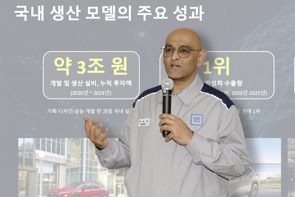 28일 경남 창원시 성산구 창원대로 GM 한국사업장 창원공장에서 아시프 카트리 GM 해외사업부문 생산총괄부사장이 2020년 GM 본사의 투자 이후 한국사업장의 성과를 설명하고 있다. 한국GM 제공