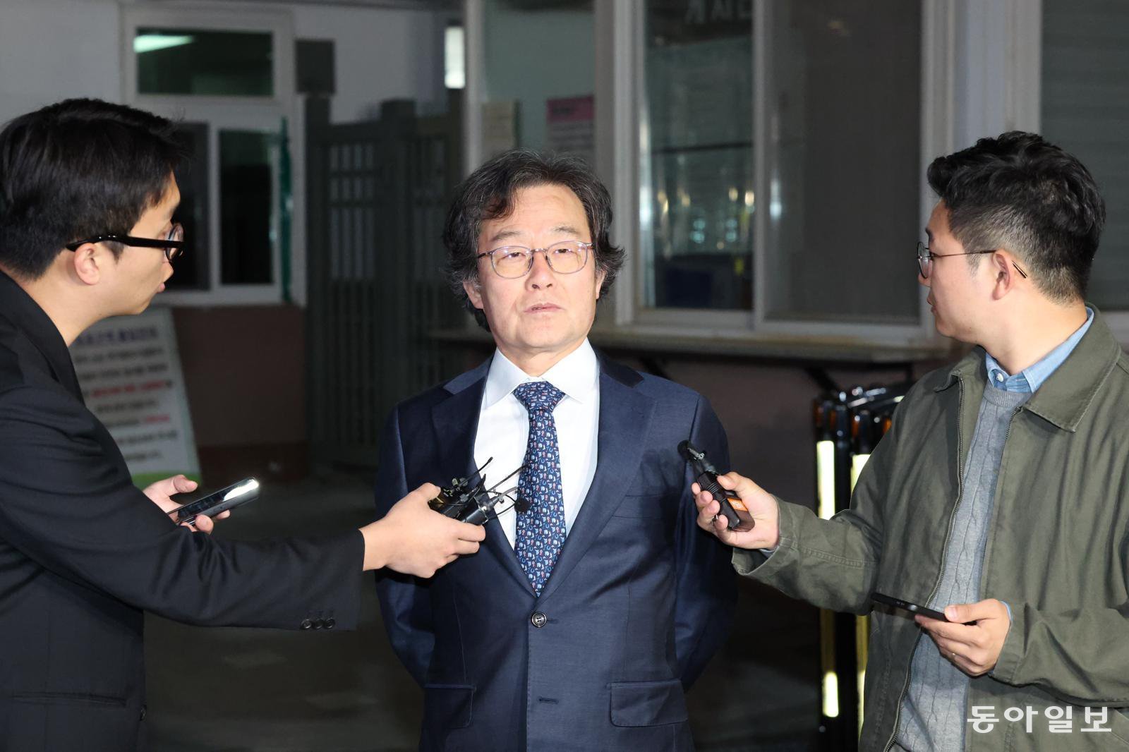 대장동 개발 비리 의혹으로 기소돼 재판받고 있는 화천대유 대주주 김만배 씨가 30일 자정 구속기한 만료로 서울구치소를 나오고 있다. 의왕=김재명 기자 base@donga.com