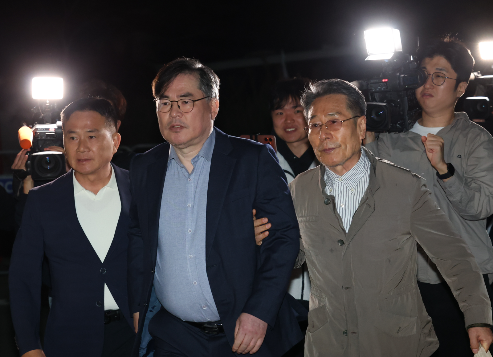유동규 전 성남도시개발공사 기획본부장 30일 구속기간 만료로 석방돼 서울구치소를 나서고 있다.  의왕=김재명 기자 base@donga.com