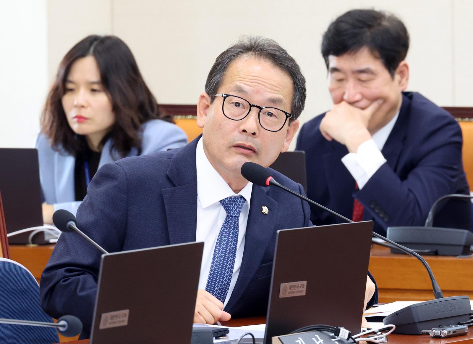 강준현 국회 정무위원회 더불어민주당 간사가 23일 오후 서울 여의도 국회에서 열린 전체회의에서 국무위원들에게 질의를 하고 있다. 2026.02.23. [서울=뉴시스]