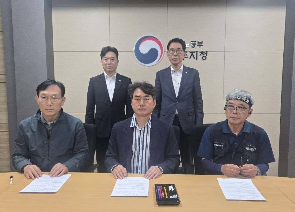 김영훈 고용노동부 장관, 김주영 더불어민주당 의원 등이 지난 29일 경남 진주시 고용노동부 진주지청에서 열린 CU BGF 로지스와 민주노총 화물연대 교섭에서 단체 잠정 합의를 하고 있다. 화물연대 제공.