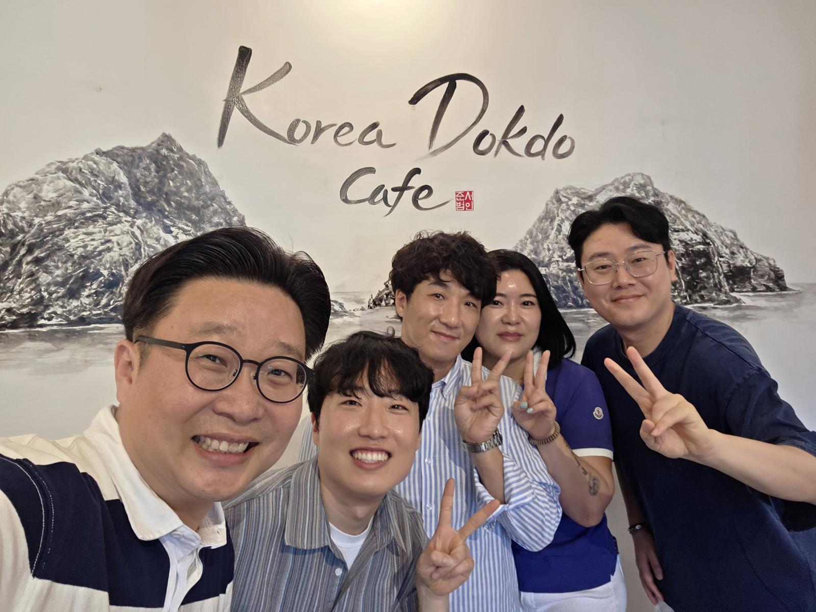 필리핀 보홀의 알로나 비치에서 엄상현·박진화 부부가 운영하는 ‘독도 카페’ 내 대형 독도 그림. 왼쪽부터 서경덕 성신여대 교수, 한국화 작가 서준범 씨, 엄상현·박진화 부부, 조종철 독도사랑운동본부 사무국장. 서 교수 제공
