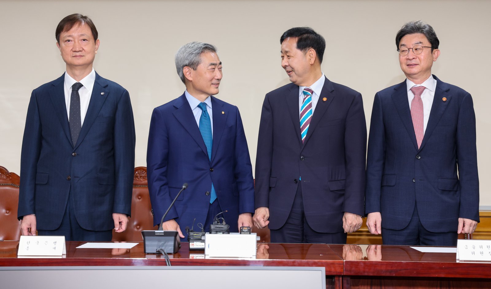 이찬진 금융감독원장(왼쪽부터), 신현송 한국은행 총재, 구윤철 경제부총리 겸 재정경제부 장관, 이억원 금융위원장이 30일 오전 서울 중구 은행회관에서 열린 확대거시경제금융회의에 참석해 기념 촬영을 하고 있다. 2026.4.30. 뉴스1