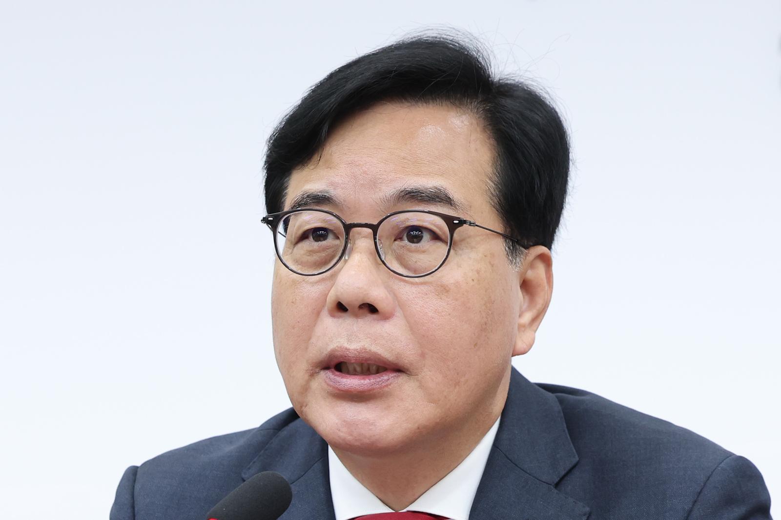 송언석 국민의힘 원내대표가 30일 서울 여의도 국회에서 열린 최고위원회의에서 모두발언을 하고 있다. 뉴스1