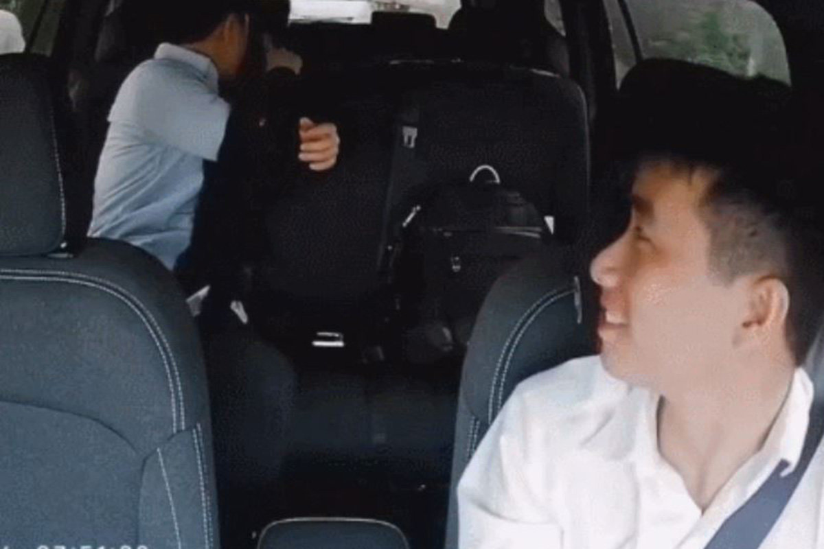 뒷좌석에 있던 택시기사 딸에게 내리기 직전 용돈을 건네는 한국인 승객. X(구 트위터) 캡처