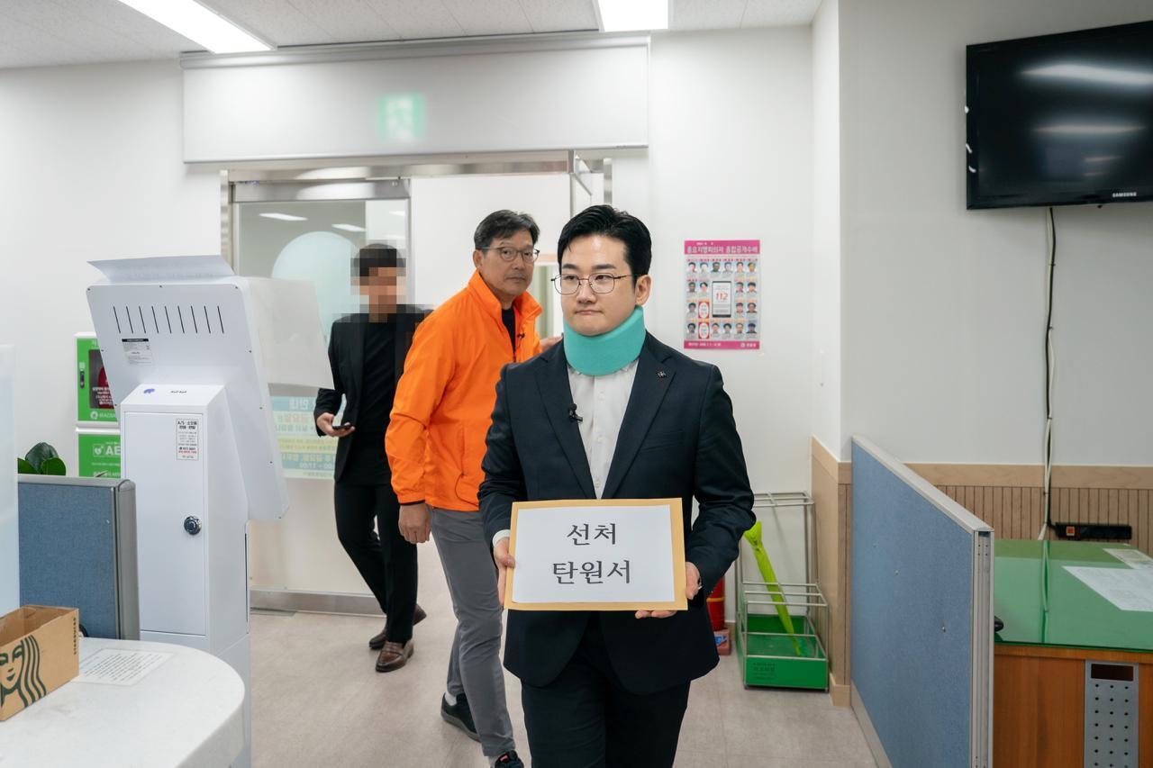 정이한 개혁신당 후보는 30일 부산 금정경찰서를 방문해 자신을 공격한 가해자에 대한 탄원서를 제출했다. 2026.4.30 ⓒ뉴스1