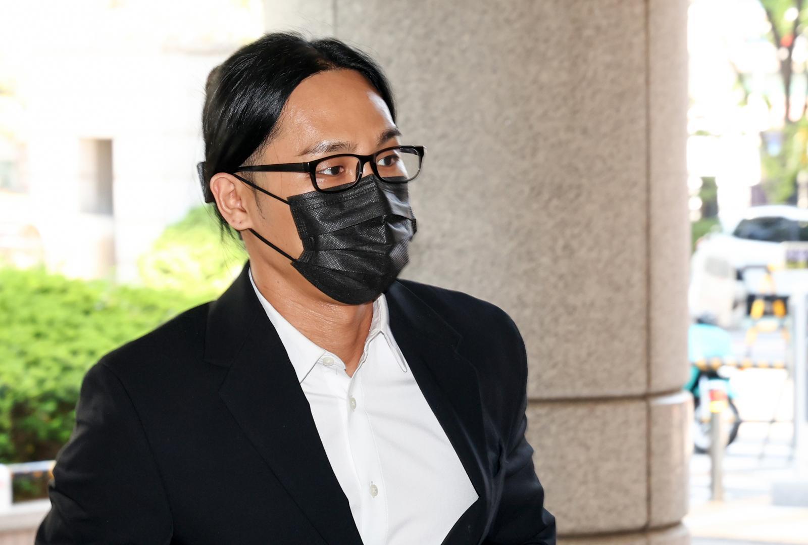 엑스터시와 대마 등 마약을 투약한 혐의로 재판에 넘겨져 1심에서 징역형 집행유예를 선고받은 래퍼 식케이(본명 권민식)가 30일 오전 서울 마포구 서울서부지방법원에서 열린 항소심 선고공판에 출석하고 있다. 뉴스1