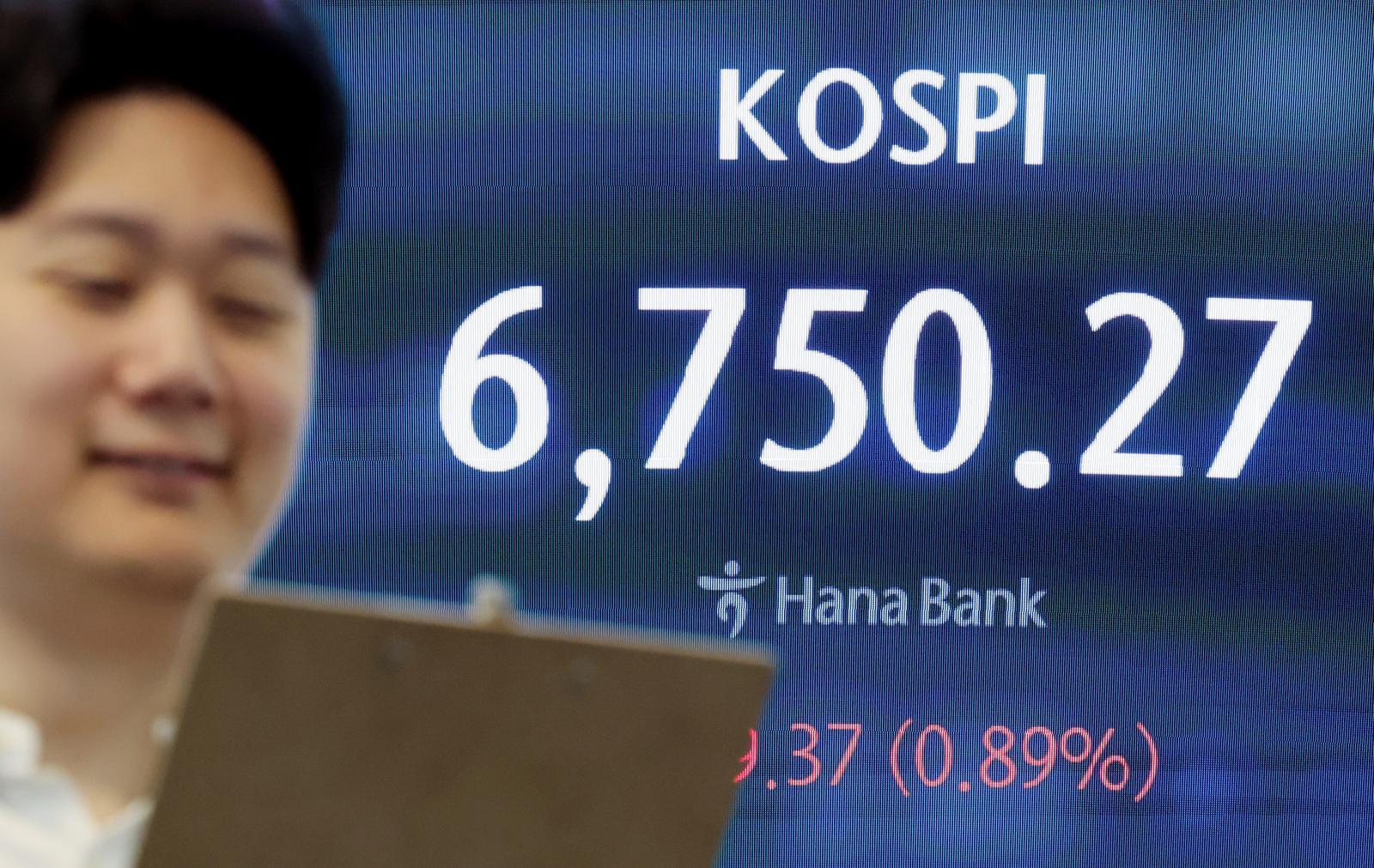 코스피 지수가 장 초반 강세 흐름을 이어간 30일 오전 서울 중구 하나은행 딜링룸 전광판에 시황이 표시되고 있다. 이날 코스피는 전 거래일 대비 48.49포인트(0.72%) 오른 6539.39로 개장했다. 2026.4.30. 뉴스1