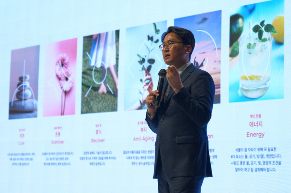 세라젬 헬스케어 얼라이언스 AI 서밋에서 발표하는 이경수 대표 / 출처=세라젬