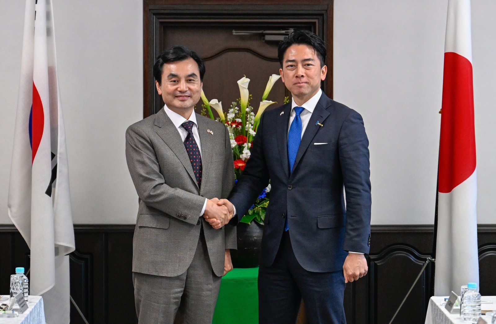 안규백 국방부 장관이 30일 오후 고이즈미 신지로 일본 방위대신과 한일 국방장관회담에서 악수하고 있다. (사진=국방부 제공) 2026.01.30 뉴시스