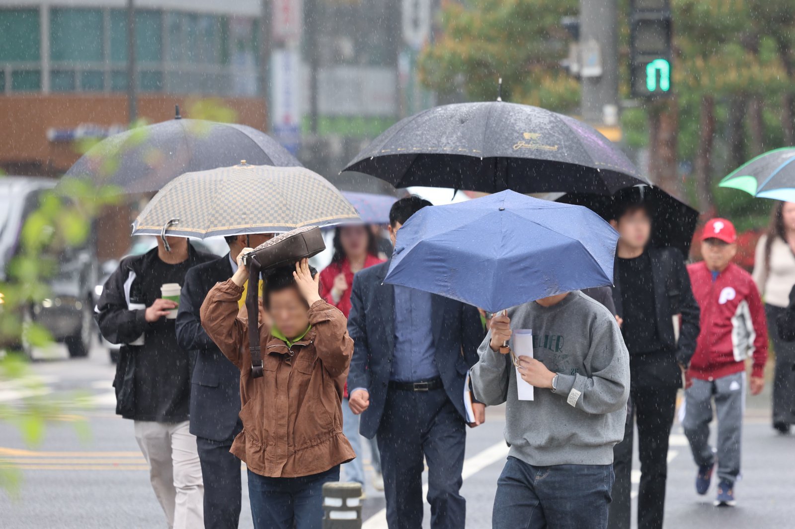 백곡을 기름지게 하는 봄비가 내린다는 절기상 ‘곡우(穀雨)’인 20일 서울 중구 서울시의회 인근에서 시민들이 우산을 쓰고 이동하고 있다. 2026.04.20 뉴시스