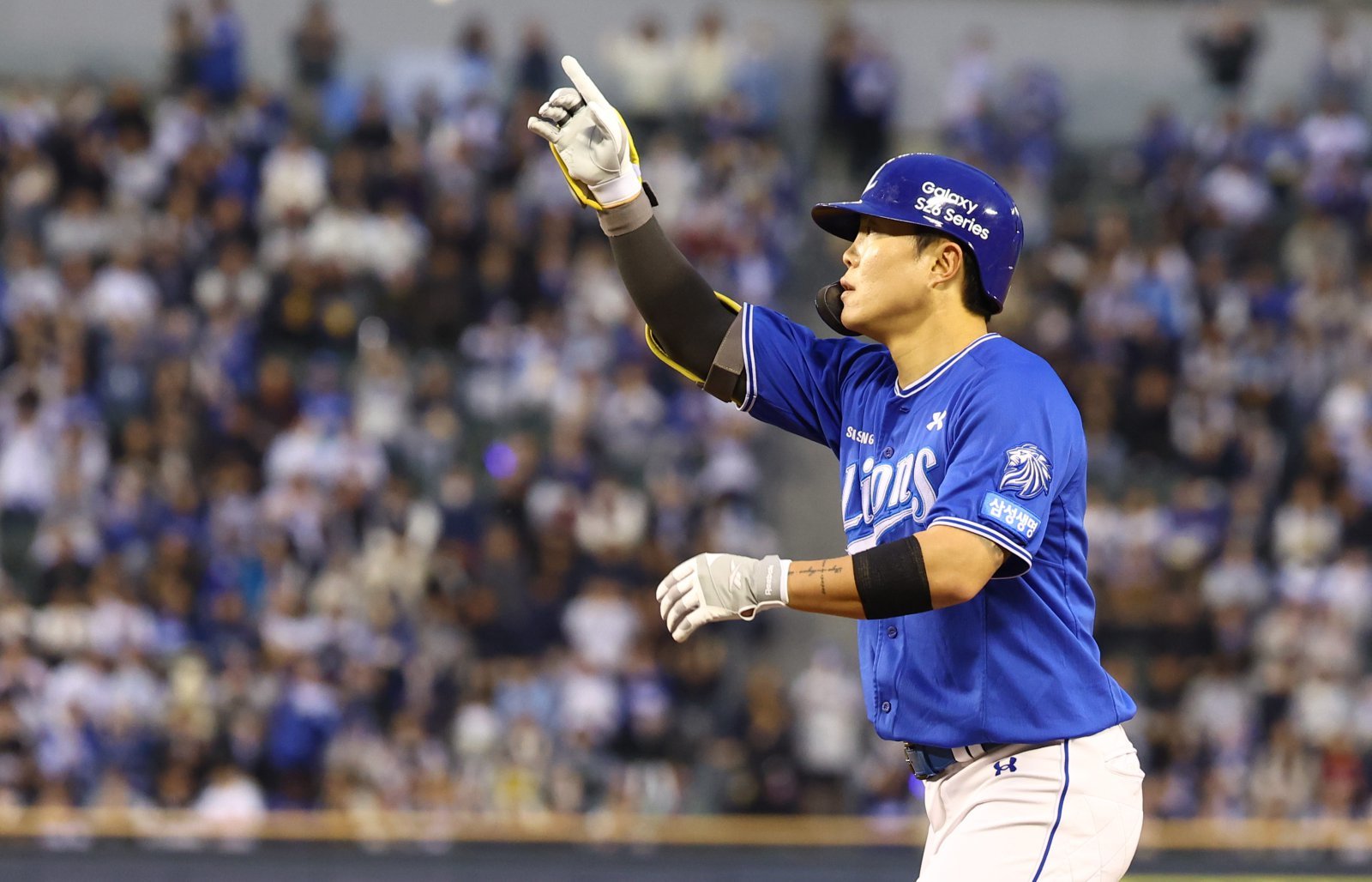 28일 서울 송파구 잠실야구장에서 열린 2026 KBO 리그 삼성 라이온즈와 두산 베어스의 경기, 4회 초 1사 3루 상황 삼성 류지혁이 1타점 적시타를 치고 세리머니 하고 있다. 2026.04.28 뉴시스