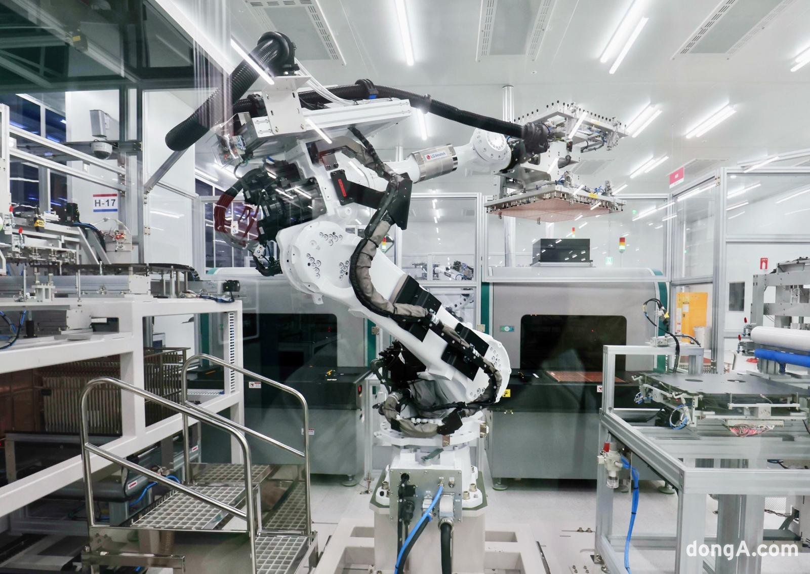 경북 구미시 LG이노텍 ‘드림 팩토리’에서 로봇이 인공지능(AI) 비전 검사로 플립칩 볼그리드 어레이(FC-BGA)의 양품 여부를 판단하고 있다. LG이노텍 제공