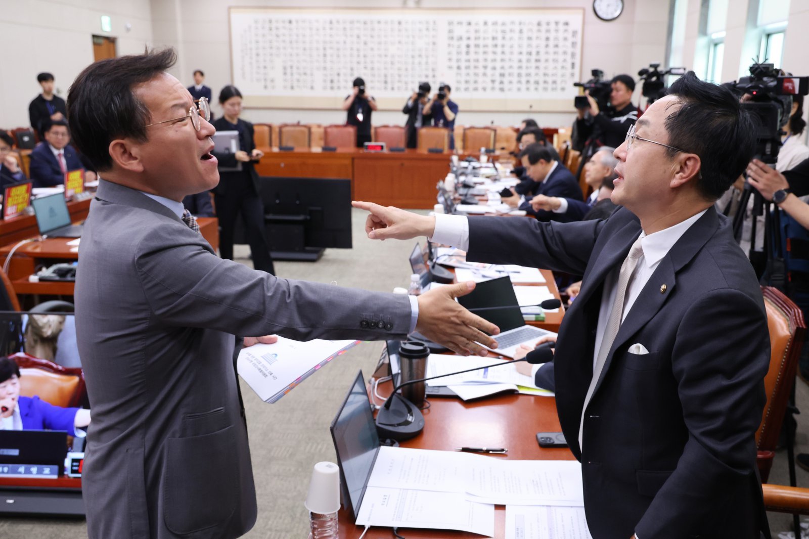 박성준 더불어민주당 간사와 김형동 국민의힘 간사가 30일 서울 여의도 국회에서 열린 윤석열정권정치검찰조작기소의혹사건진상규명국정조사특별위원회 전체회의에서 언쟁을 벌이고 있다. 2026.4.30 ⓒ 뉴스1