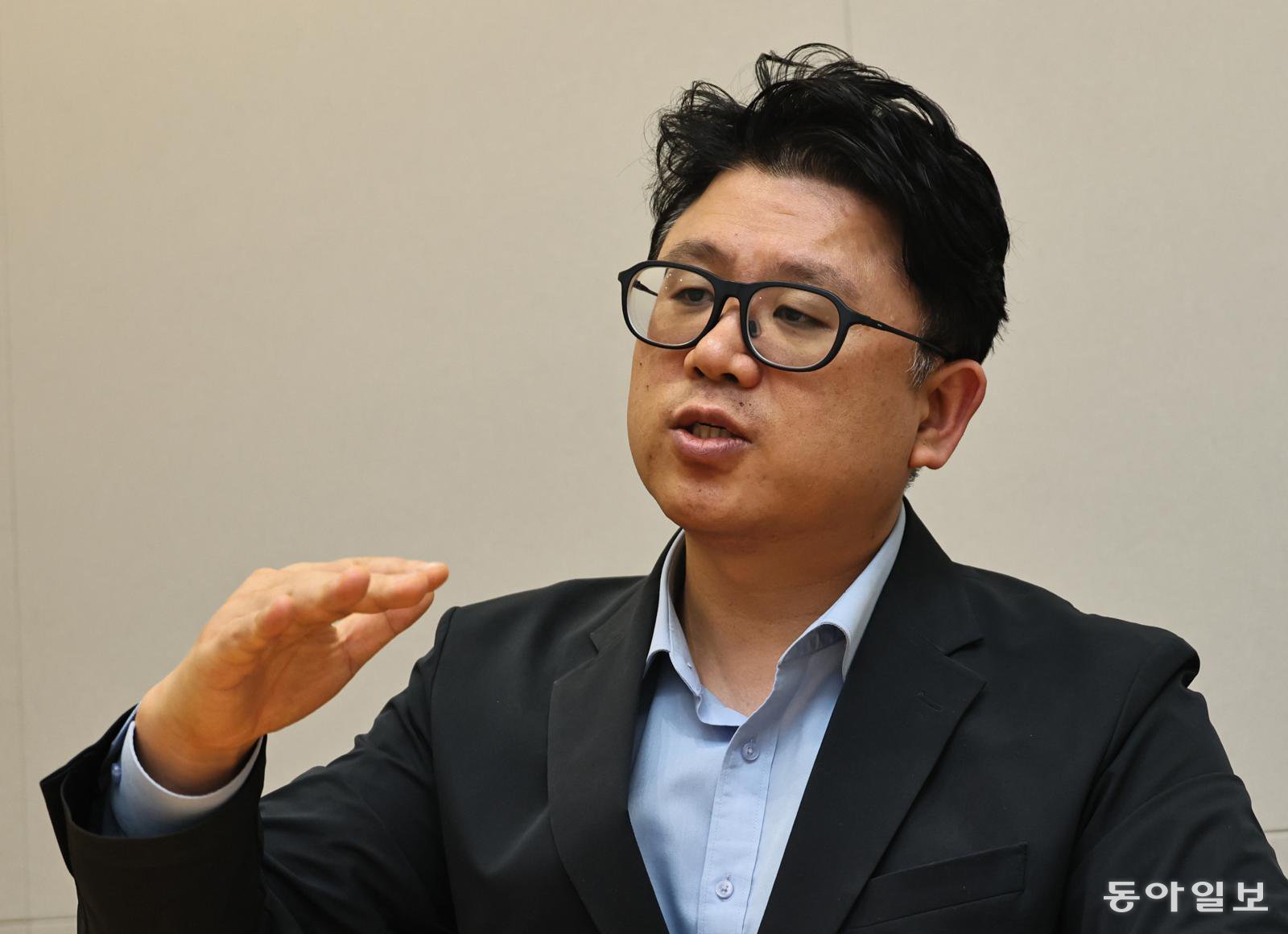 권석준 성균관대 화학·고분자공학부 교수가 30일 서울 동아일보 사옥에서 인터뷰를 가졌다. 권 교수는 반도체 호황 속 성과급 논쟁에 대해 “메모리시장이 고객사 맞춤형으로 전환하는 변곡점에 있어 전략적 투자나 대규모 인수가 필요하다”고 말했다. 양회성 기자 yohan@donga.com