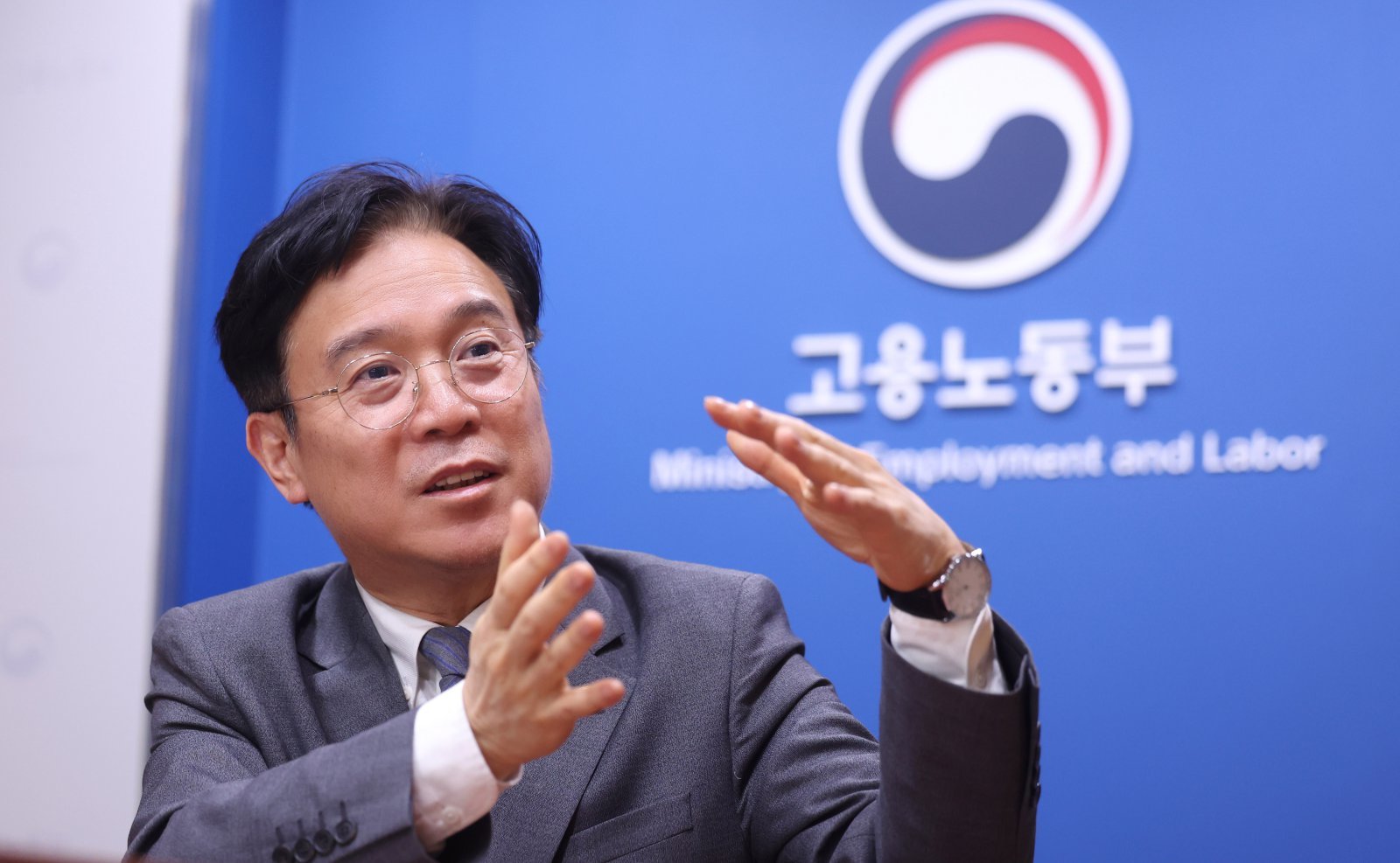 김영훈 고용노동부 장관이 지난 17일 서울 중구 서울지방고용노동청에서 뉴스1과 인터뷰를 하고 있다. 뉴스1