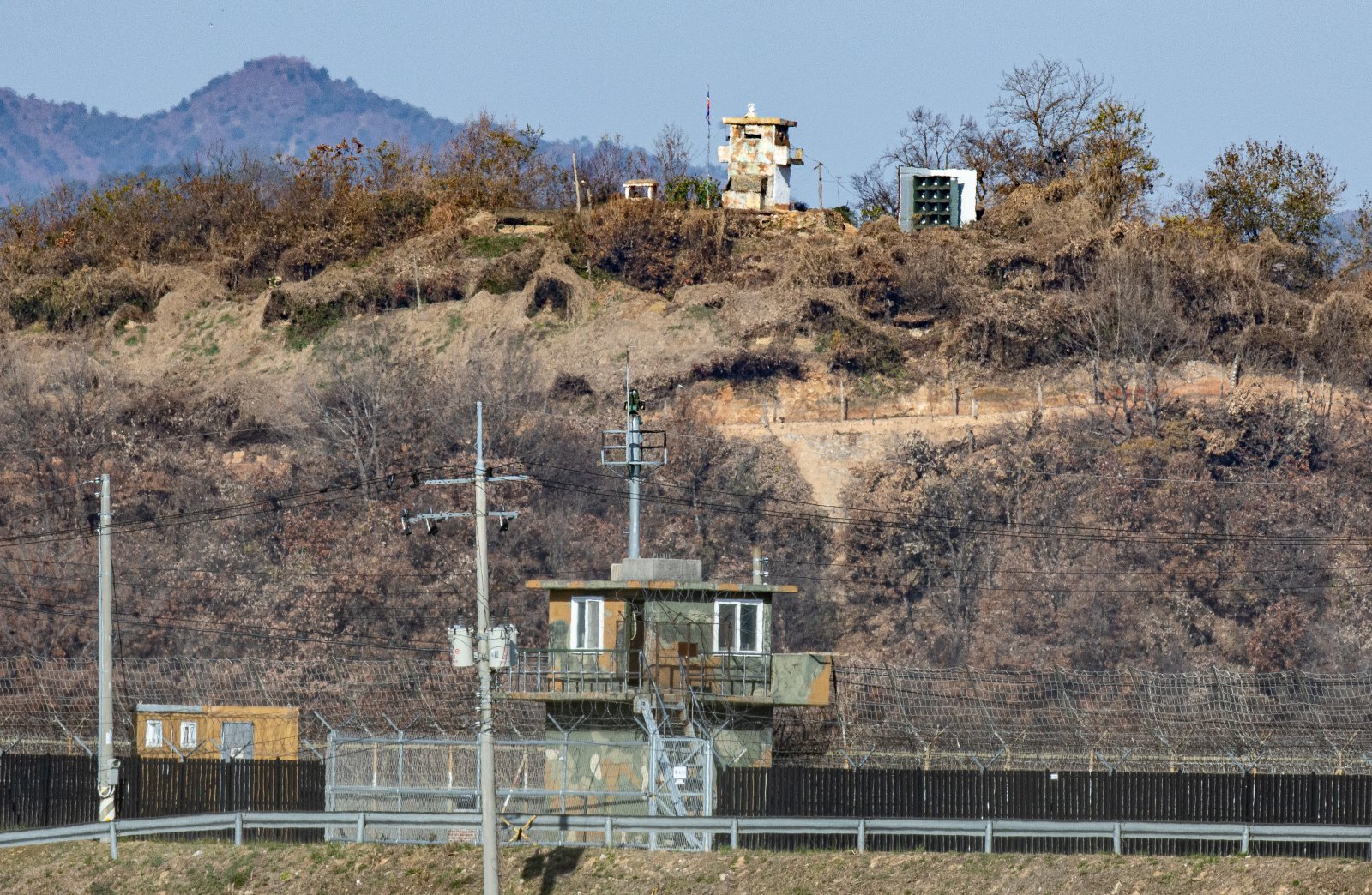 경기도 파주 접경지역에서 서로 마주 바라보고 있는 남북초소. 2025.11.18 뉴스1