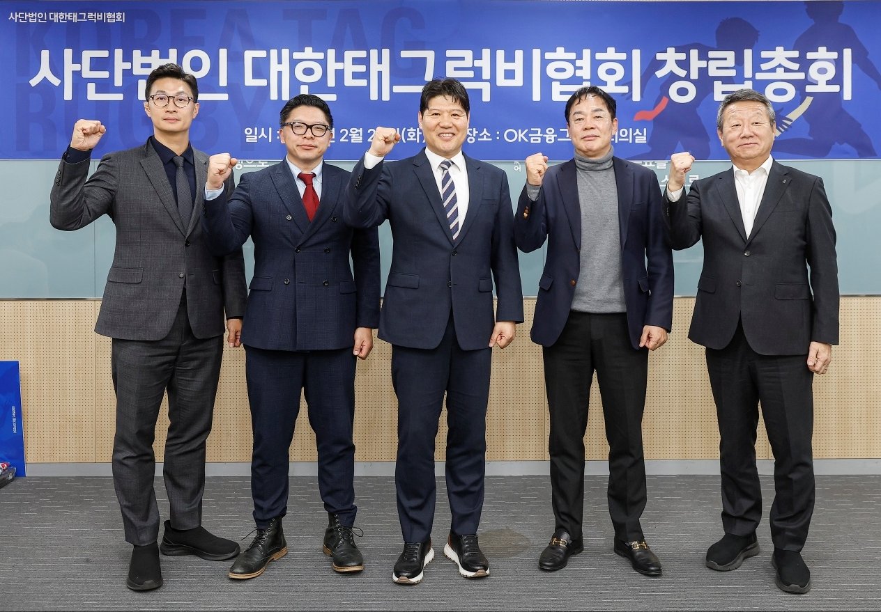 김대수 대표(가운데)가 대한태그럭비협회 창립 총회에서 최윤 전 대한럭비협회 회장(오른쪽) 등과 카메라 앞에 섰다. 김대수 대표 제공.