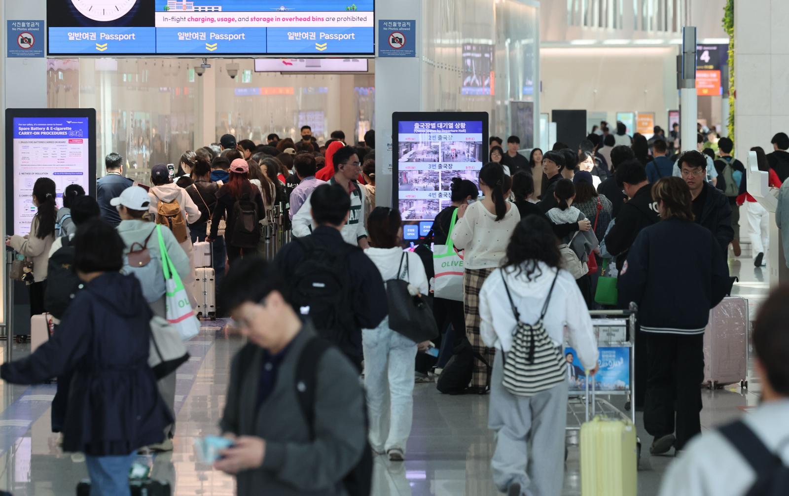 올해 법정공휴일로 지정된 노동절과 어린이날을 낀 징검다리 연휴 기간인 1일 인천국제공항 제1여객터미널 출국장에서 승객들이 발걸음을 옮기고 있다.  이날 항공업계에 따르면 징검다리 연휴 기간인 4월 30일부터 5월 5일까지 엿새간 인천국제공항 국제선 이용객은 130만 명으로, 지난해 같은 기간 대비 2.6％ 증가할 것으로 예상했다. 2026.05.01. 뉴시스
