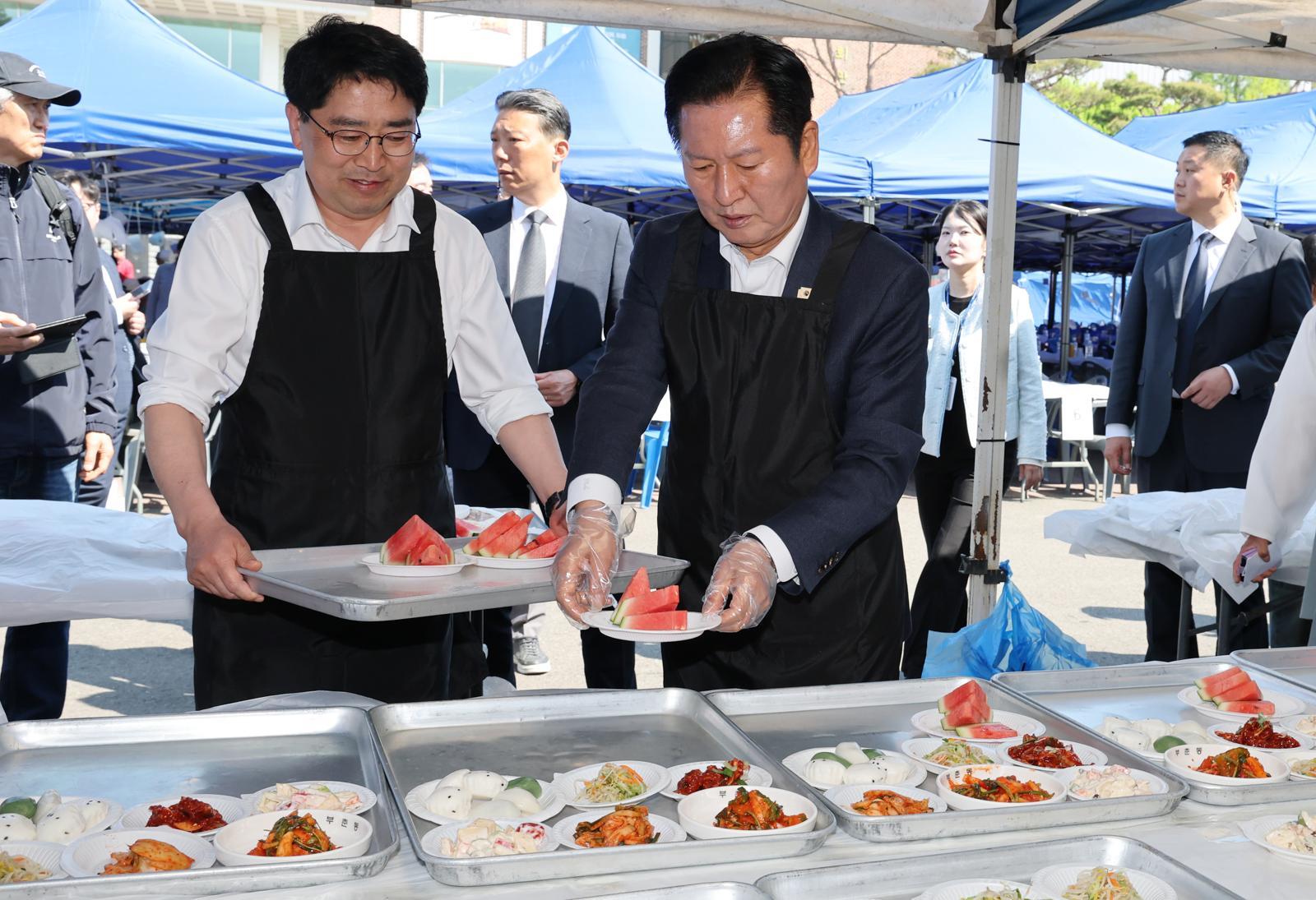 정청래 더불어민주당 대표가 1일 충남 서산문화회관에서 열린 제54회 어버이날 기념 경로행사에 참석해 배식봉사를 하고 있다. 2026.5.1/뉴스1