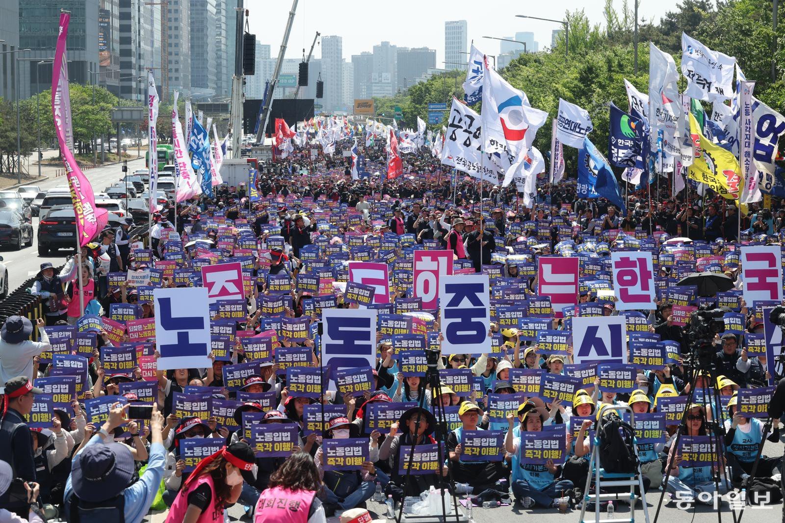 1일 오후 영등포구 여의도공원에서 한국노총 조합원들이 노동절 대회를 하고 있다. 장승윤 기자 tomato99@donga.com