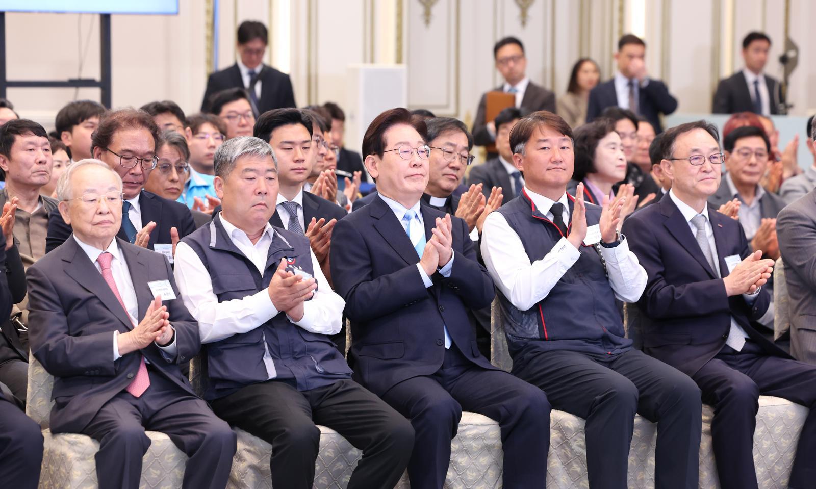 이재명 대통령이 1일 청와대 영빈관에서 열린 2026 노동절 기념식에서 박수를 치고 있다. 왼쪽부터 손경식 한국경영자총협회장, 김동명 한국노총 위원장, 이재명 대통령, 양경수 민주노총 위원장, 송치영 소상공인연합회장. 2026.5.1 ⓒ 뉴스1