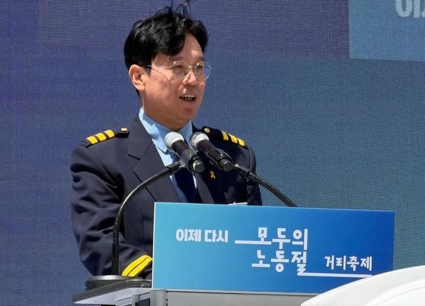 김영훈 장관 노동절 유니폼 착용