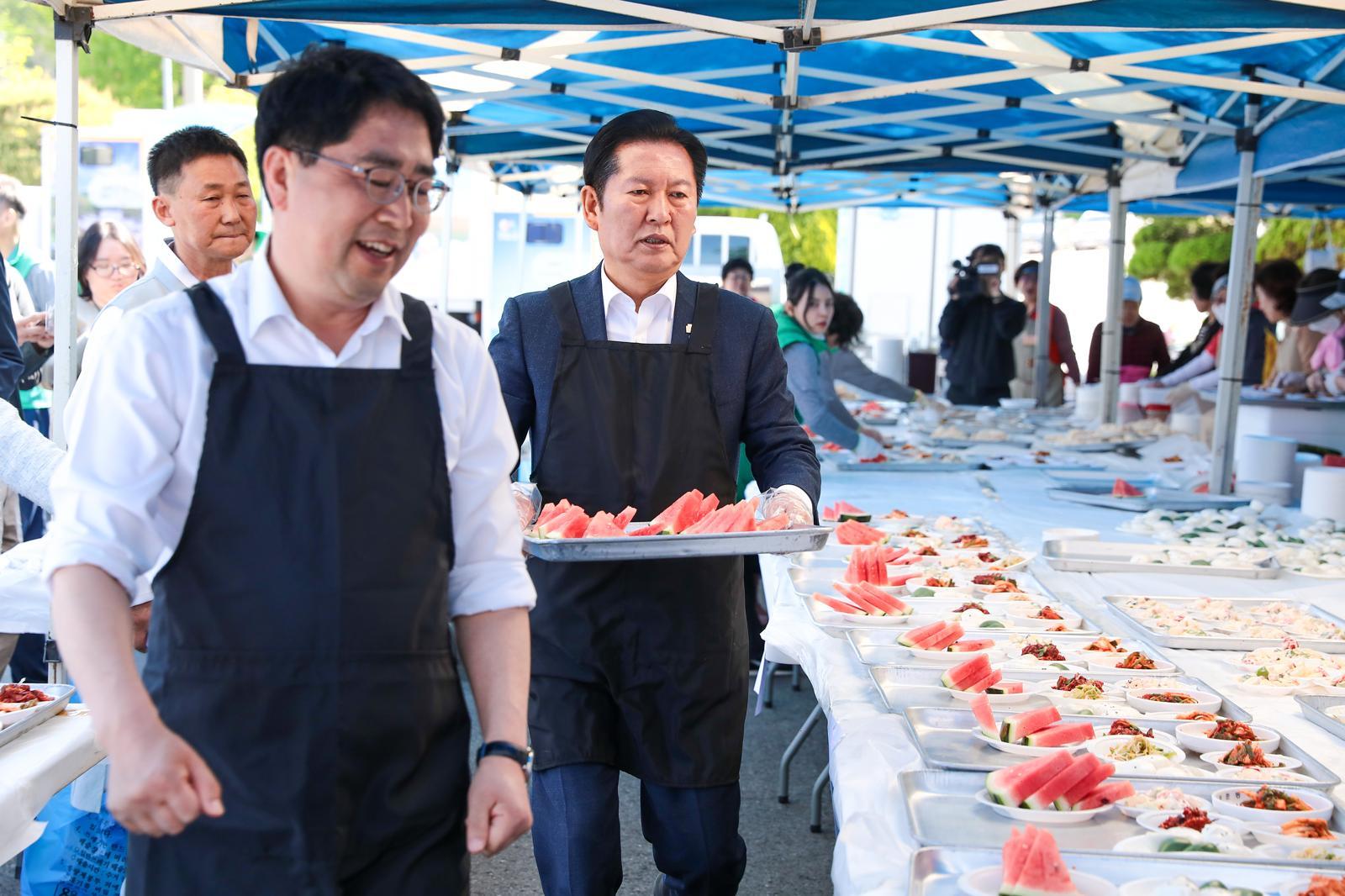 정청래 더불어민주당 대표가 1일 충남 서산시문화회관에서 열린 어버이날 기념 경로행사를 방문, 배식봉사를 하고 있다. (사진=더불어민주당 제공) 2026.05.01. 뉴시스