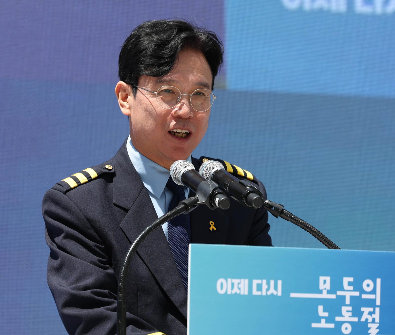 김영훈 고용노동부 장관이 1일 서울 청계천 일대에서 열린 ‘모두의 노동절 거리축제’에서 개회를 선언하고 있다. 제공=고용노동부