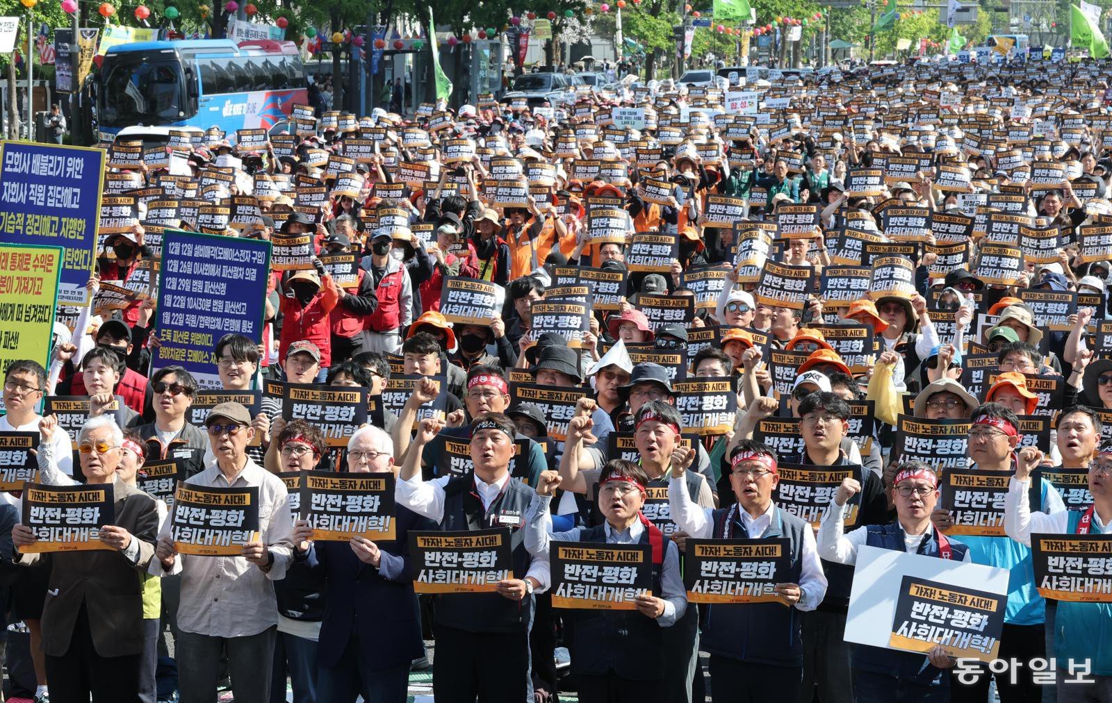 한노총 여의도서, 민노총 광화문서 ‘노동절 집회’ 1963년 ‘근로자의 날’ 지정 후 63년 만에 ‘노동절’ 명칭을 되찾은 노동계가 1일 전국에서 대규모 집회를 열었다. 한국노동조합총연맹(한국노총)은 서울 여의도에서 “모든 노동자의 기본권을 보장하고 노동 입법을 즉각 이행하라”고 외쳤고(위쪽 사진), 전국민주노동조합총연맹(민노총)은 서울 종로구와 중구 일원에서 “원청 교섭·기본권 쟁취”를 주장했다. 장승윤 tomato99@donga.com·이한결 기자 always@donga.com