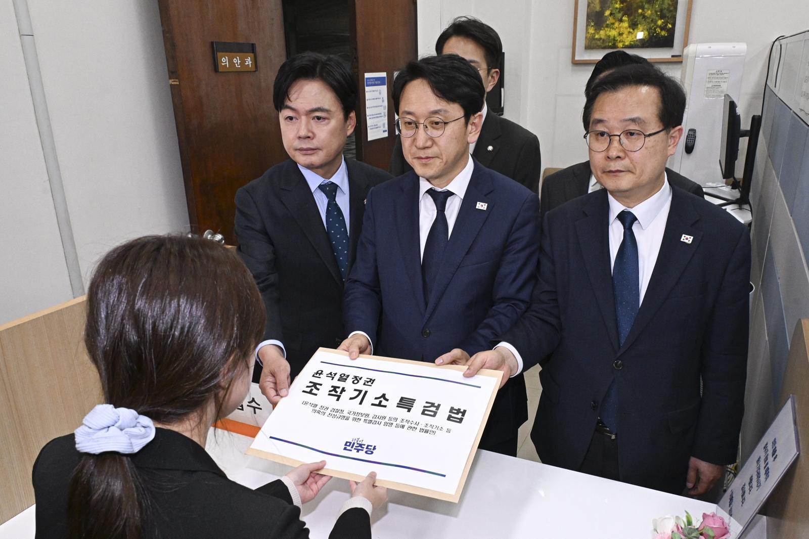 천준호 더불어민주당 원내대표 직무대행과 국정조사특위 위원들이 30일 서울 여의도 국회 의안과에 ‘윤석열 정치검찰 조작기소 진상규명 특검법’을 제출하고 있다. (공동취재) 2026.4.30/뉴스1