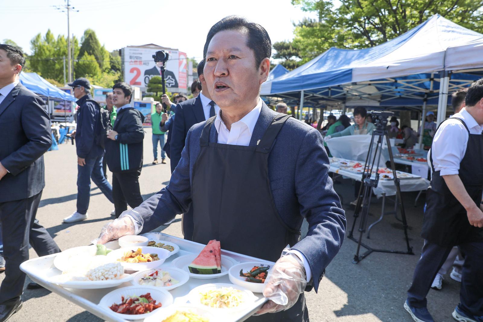 정청래 더불어민주당 대표가 1일 충남 서산시문화회관에서 열린 어버이날 기념 경로행사를 방문, 배식 봉사활동을 하고 있다. (사진=더불어민주당 제공) 2026.05.01. [서울=뉴시스]