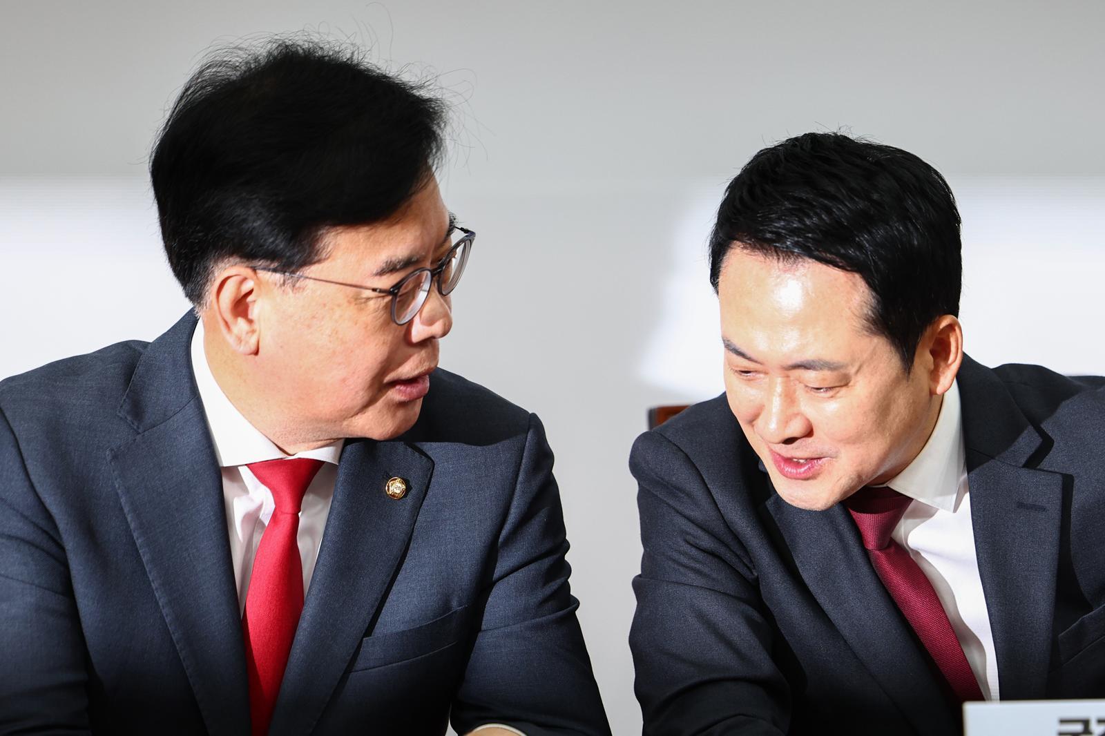 장동혁 국민의힘 대표가 30일 오전 서울 여의도 국회에서 열린 최고위원회의에서 송언석 원내대표와 대화하고 있다. 2026.04.30. [서울=뉴시스]