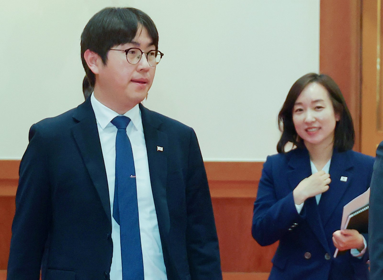 하정우(왼쪽) AI미래기획수석과 전은수 대변인이 27일 청와대에서 열린 이재명 대통령, 데미스 하사비스 구글 딥마인드 CEO 접견 일정에 참석하고 있다. 2026.04.27. [서울=뉴시스]