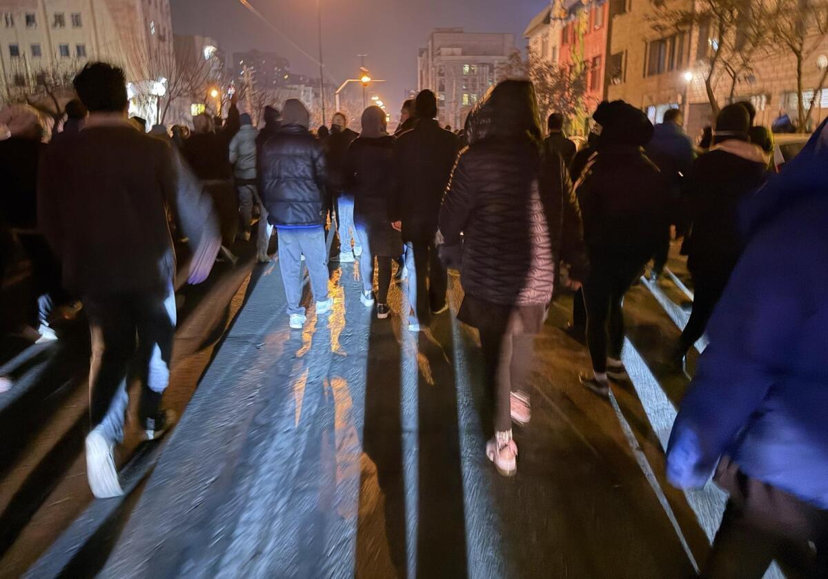 1월 8일(이하 현지 시간) 이란 테헤란에서 정부에 항의하는 시위대가 거리를 행진하고 있다. 뉴시스